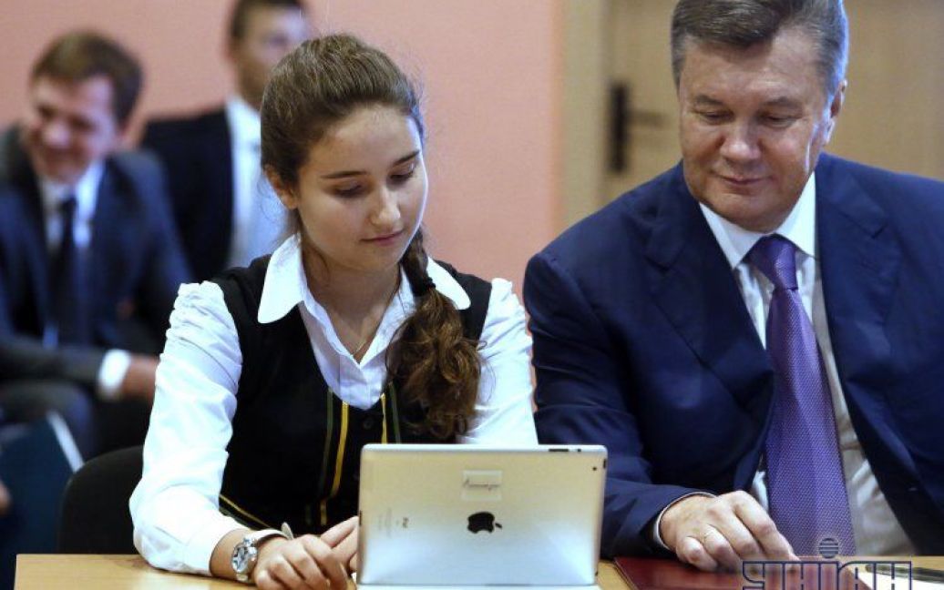 Янукович пообіцяв забезпечити інтернетом і планшетами всі школи країни / © УНІАН
