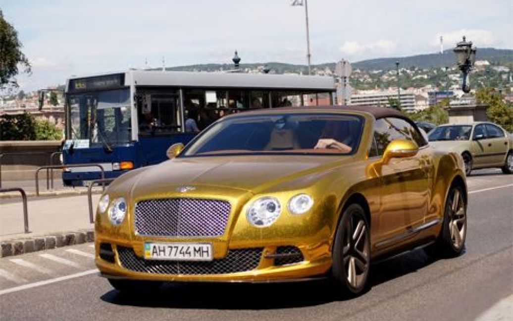 Золотий Bentley з донецькими номерами / © topgir.com.ua