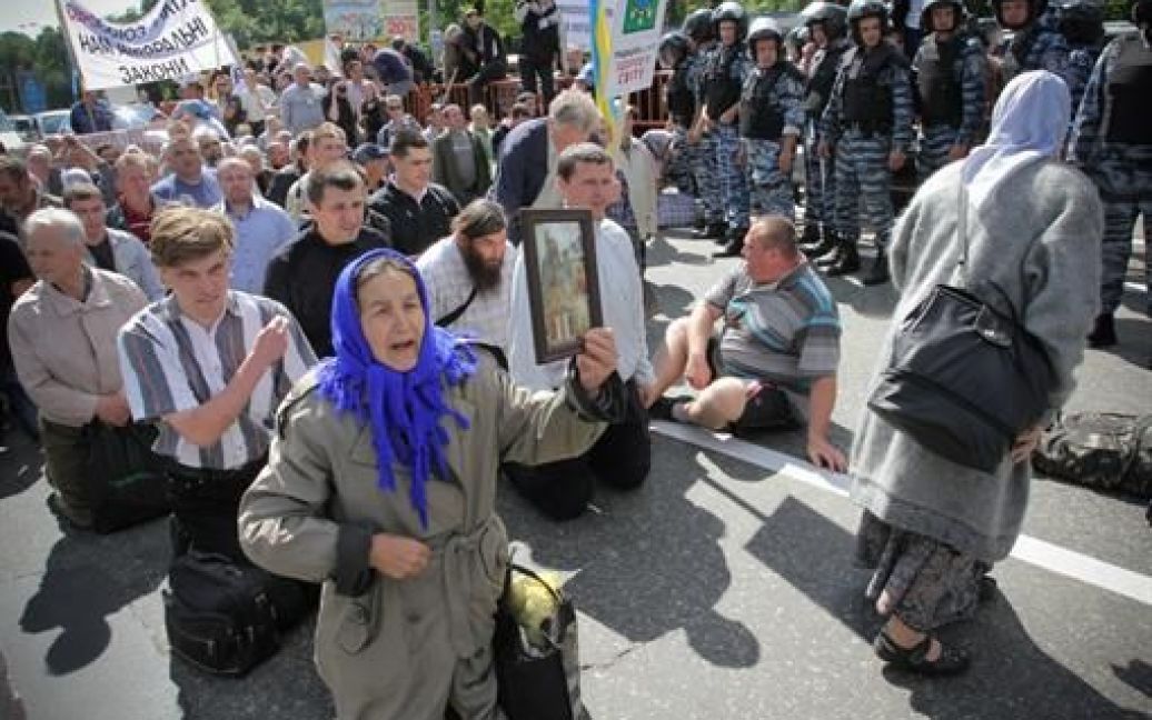 Церковники співали псалми, лаялись і штовхалися з "Беркутом" / © Комсомольская правда в Украине