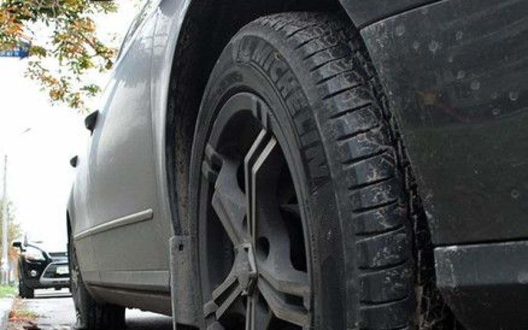 Киянам, які не бажають платити за паркування, порізали шини / © Сегодня