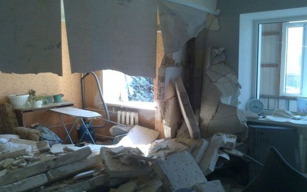Потужний вибух зруйнував стіни квартири / © twitter/@uta0214khk