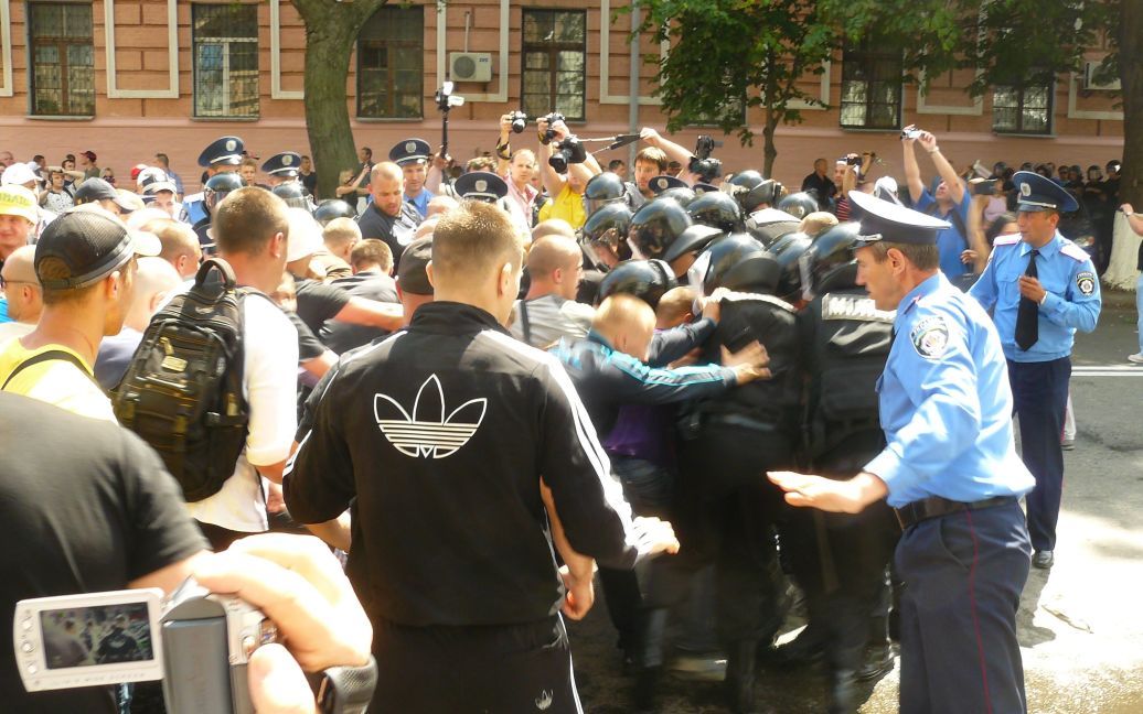 У Києві свободівці розтрощили БТР / © ТСН.ua