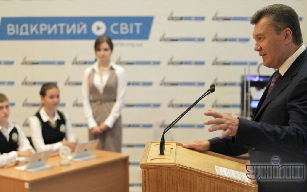 Янукович виступає після перегляду презентації інтерактивного мультимедійного "Уроку майбутнього" / © УНІАН