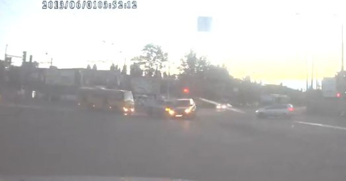 Машини зіткнулися на великій швидкості, водій одного авто загинув