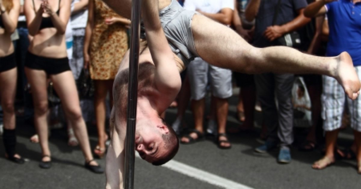 У центрі Києва хлопці та дівчата танцювали на пілоні / © Українське фото