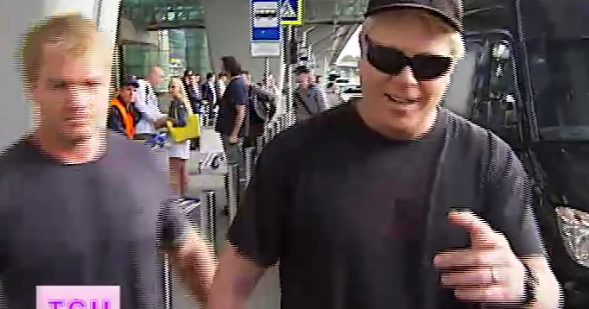 Останнім з аеропорту вийшов соліст The Offspring
