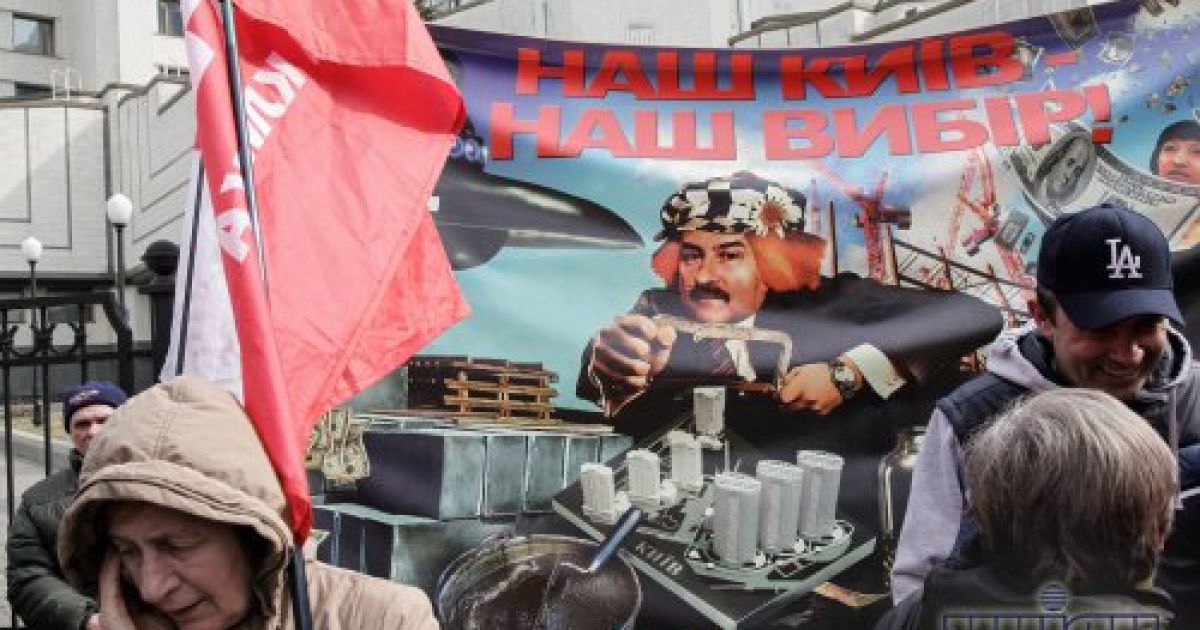Активісти з ранку взяли в облогу Конституційний суд