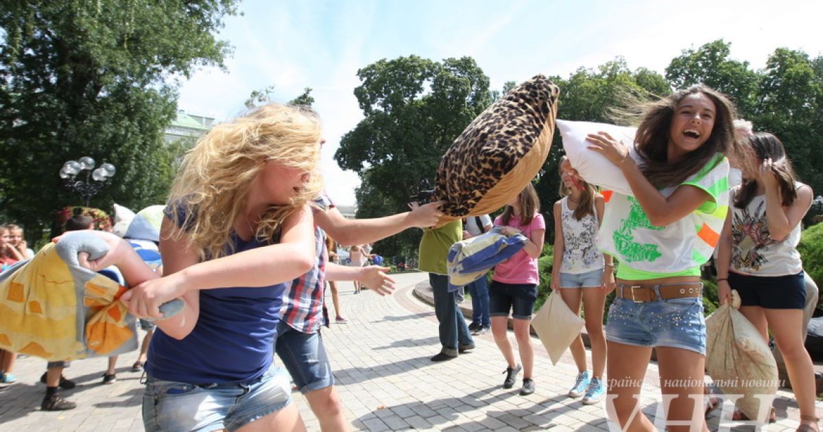 У парку Шевченка відбулася битва на подушках / © УНН