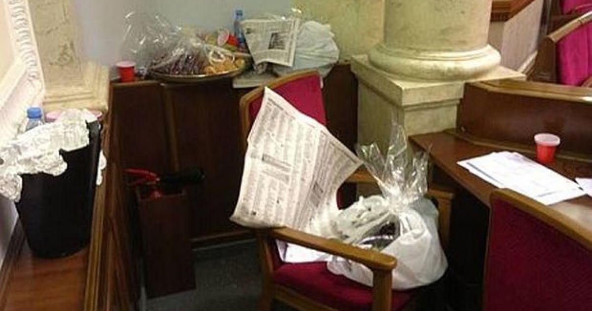 Регіонали вирішили напитися в Раді і залишили смітник