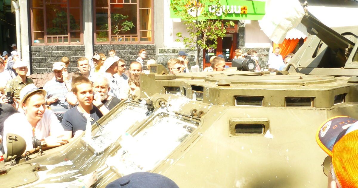 У Києві свободівці розтрощили БТР
