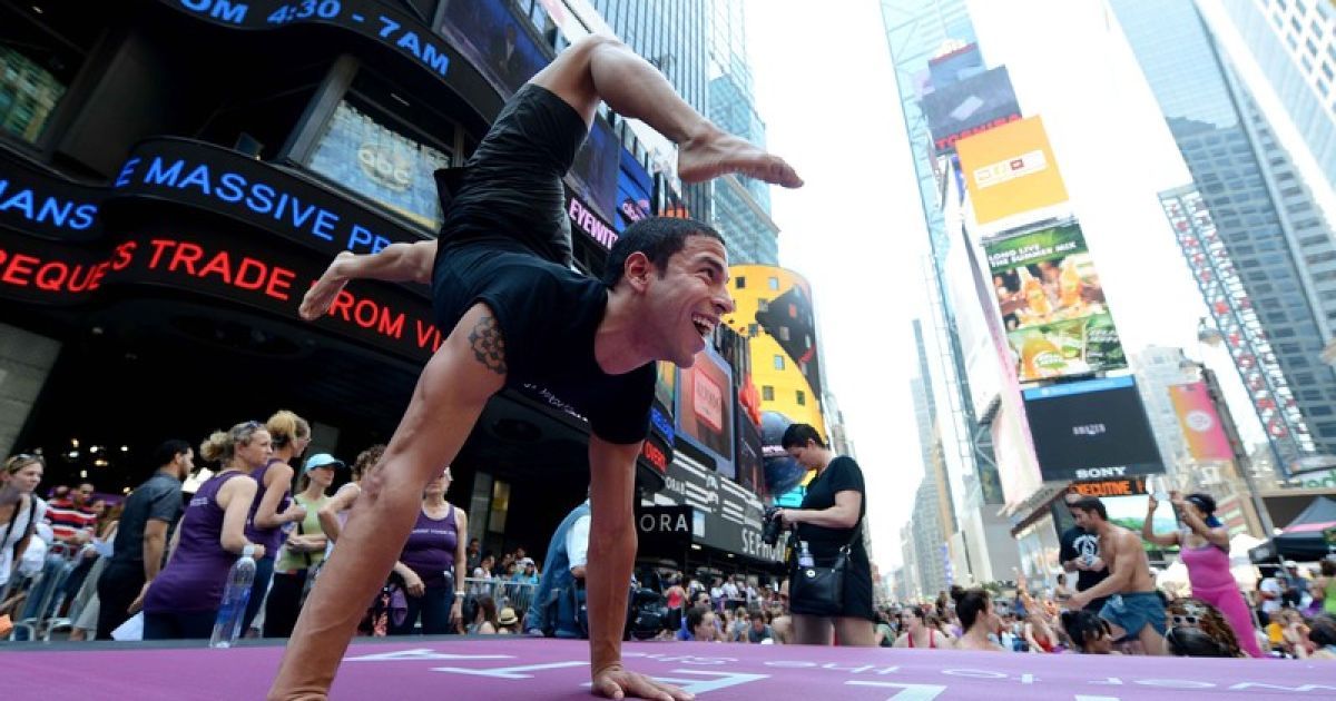 В центрі Манхеттена цілий день медитують йоги. / © Фото EPA/UPG