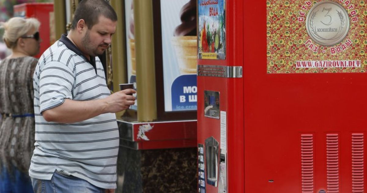 У центрі Києва встановили червоні автомати з газованою водою / © УНІАН