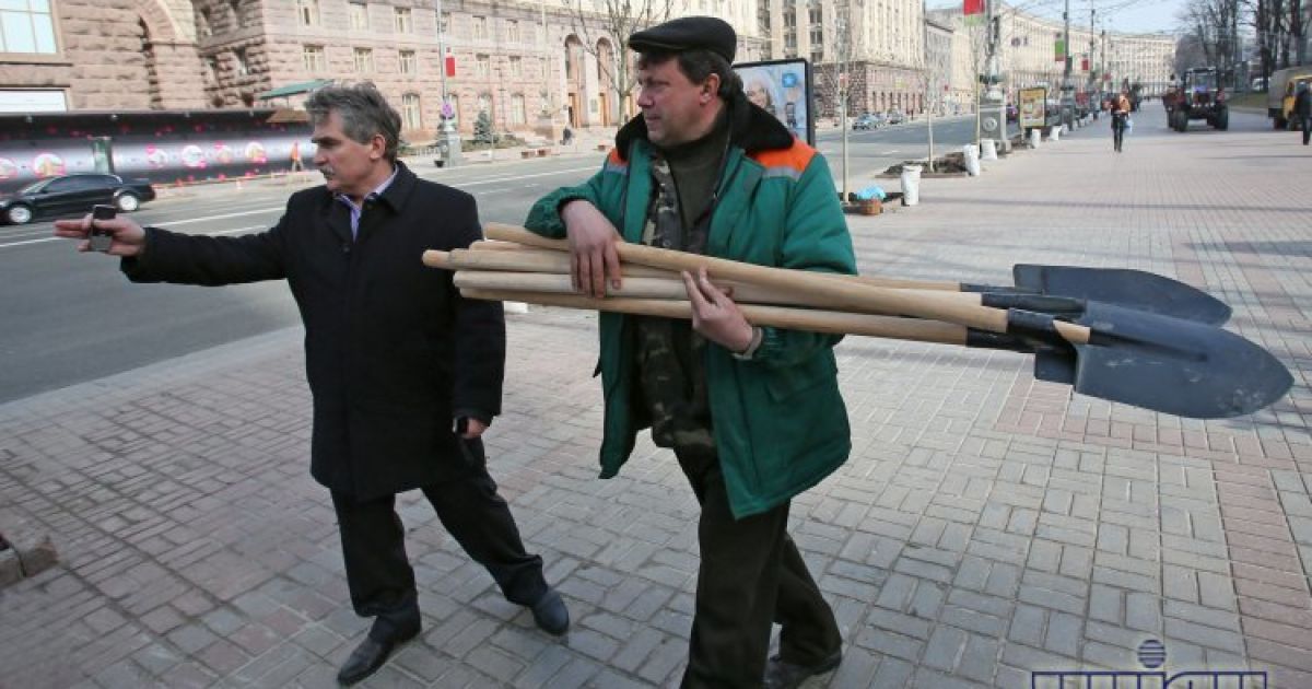 Попов з Герегою садили каштани в лакованому взутті / © УНІАН