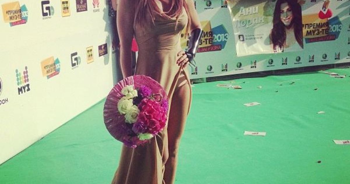 У Лорак занадто довгий розріз на платті