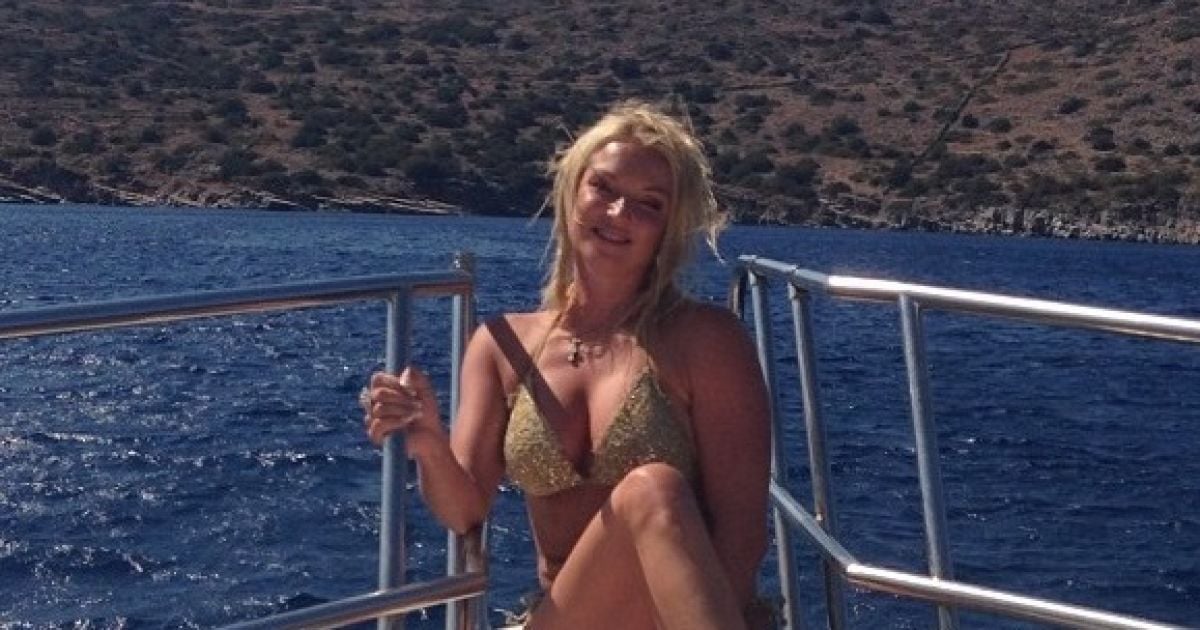 Волочкова відпочиває на яхті