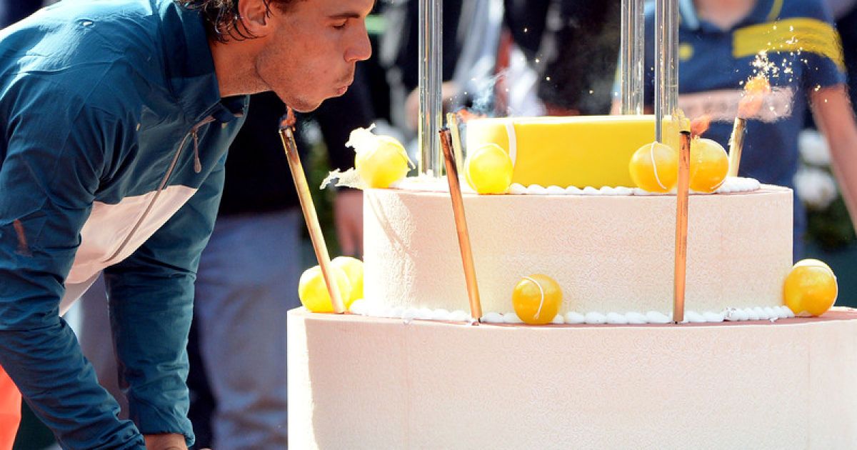 Надаль отримав на 26-річчя "тенісний" торт