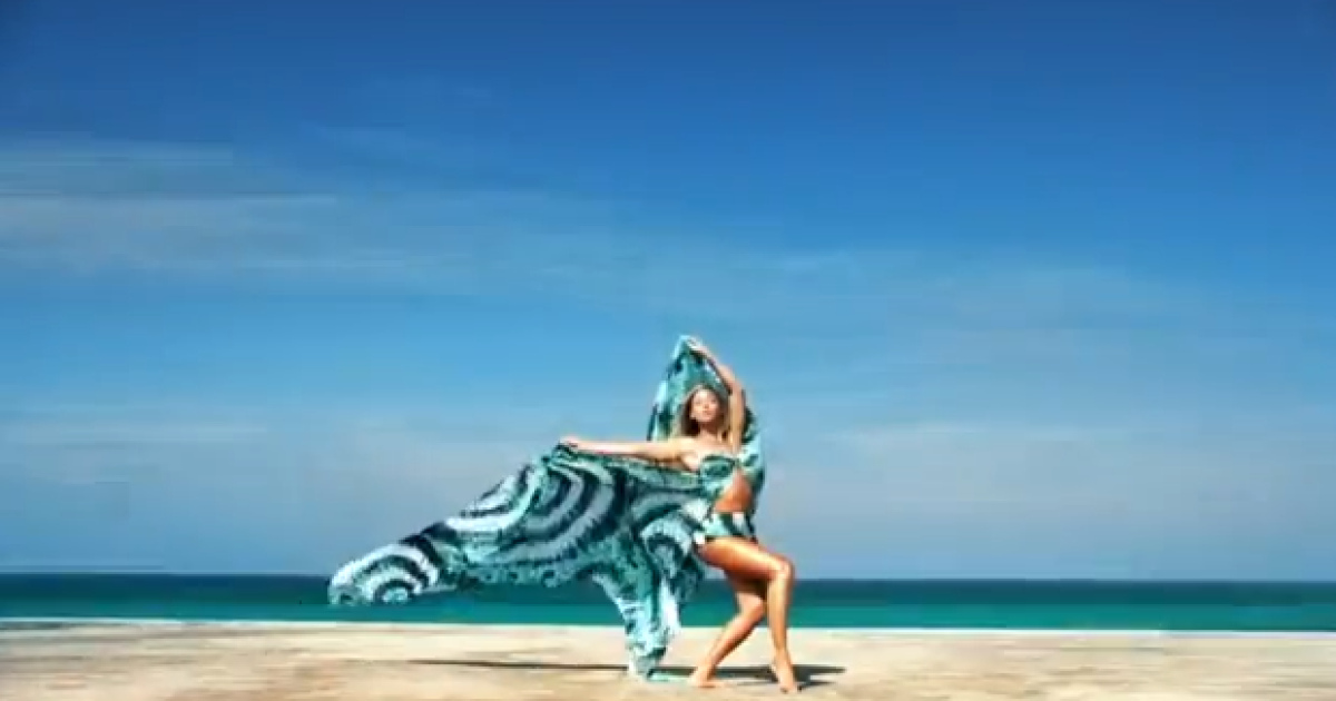 Бейонсе у купальниках від H&M / © YouTube