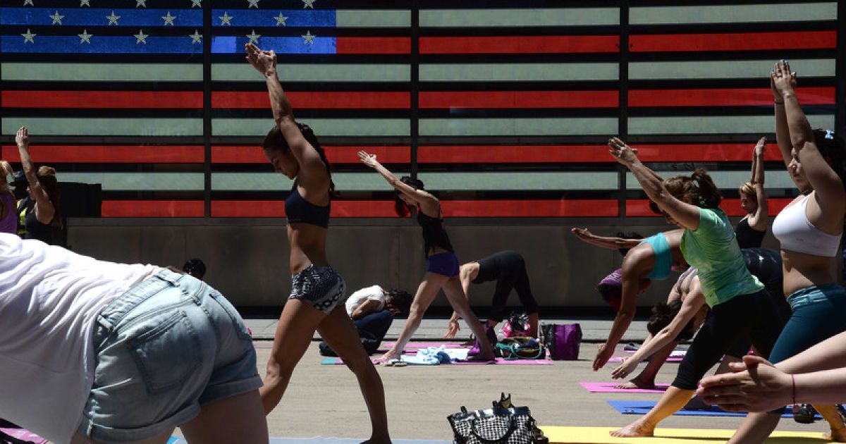 В центрі Манхеттена цілий день медитують йоги. / © Фото EPA/UPG