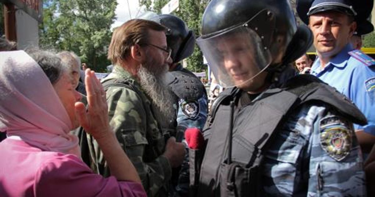 Противники гей-параду усіляко намагалися його зірвати / © Комсомольская правда в Украине