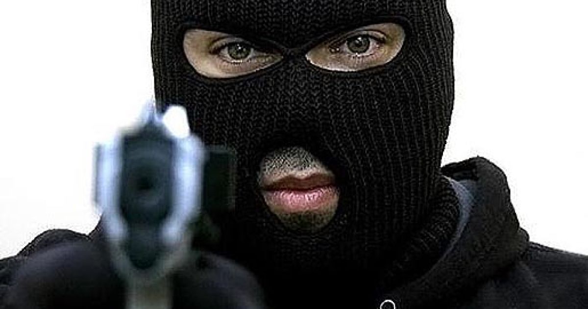 Грабіжники одягли маски та напали на автобус