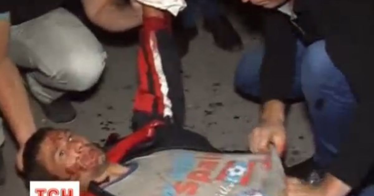 Люди закидали райвідділ каменюками та підпалили