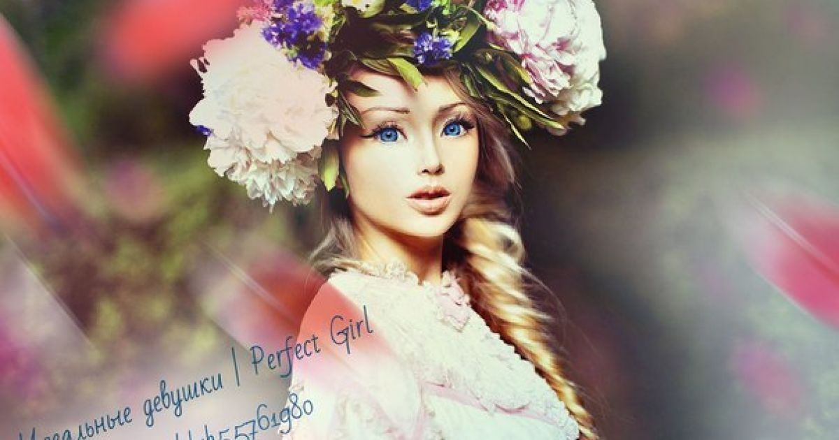 На обкладинці пабліку одеська "Барбі" зображена у вінку