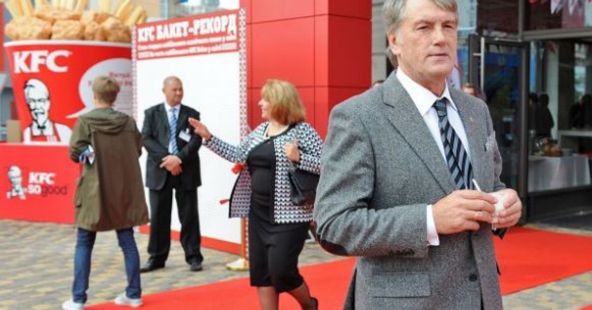 Ющенко з дружиною поїв у фастфуді / © salonzvetov.ru