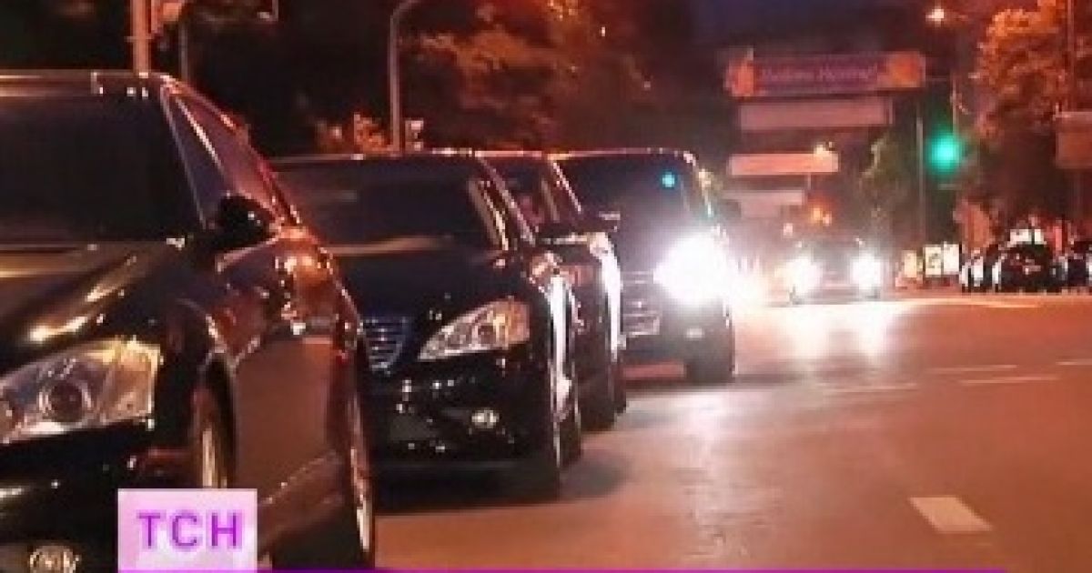 Депутати припаркувалися на прилеглих вулицях, тротуарах і під самою Радою