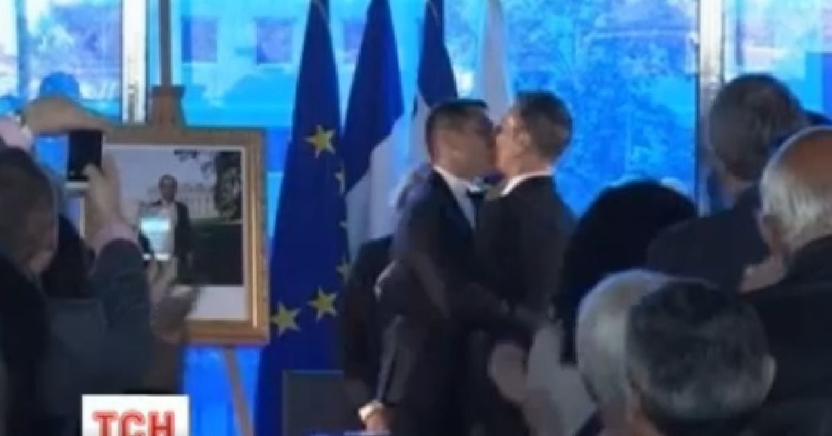 молодята цілували один одного, цілували мера та перможно показували свідоцтво про шлюб.