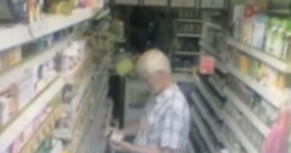 Полтергейст кидався чаєм у крамниці.