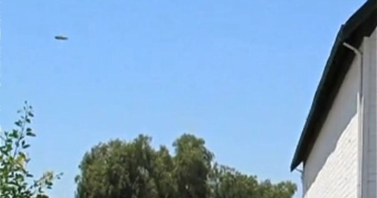 Фотограф випадково зняла НЛО над хлівом.