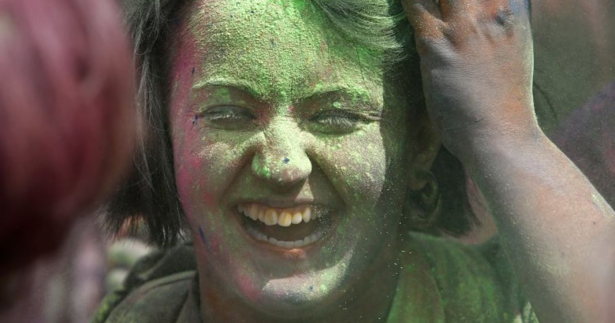 Кияни кидали один в одного фарбою / © УНІАН