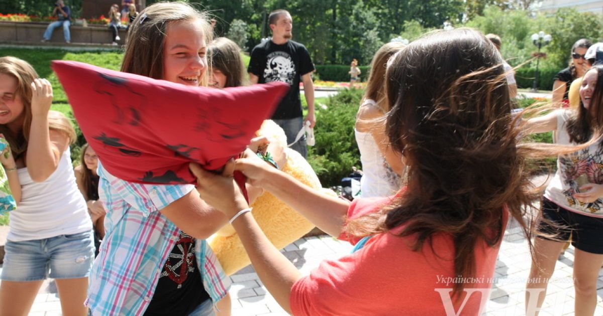 У парку Шевченка відбулася битва на подушках / © УНН
