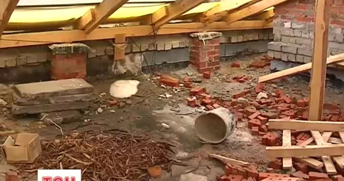 Через дірявий дах у квартирах стоїть вода