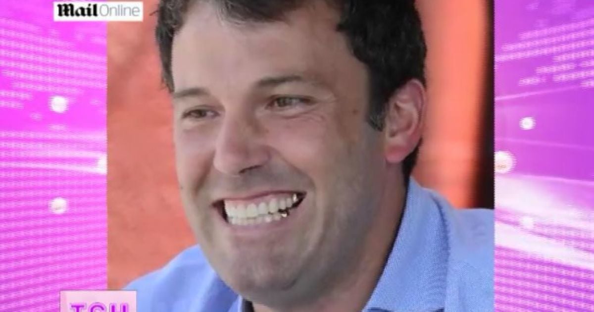 Аффлек шокував золотими зубами