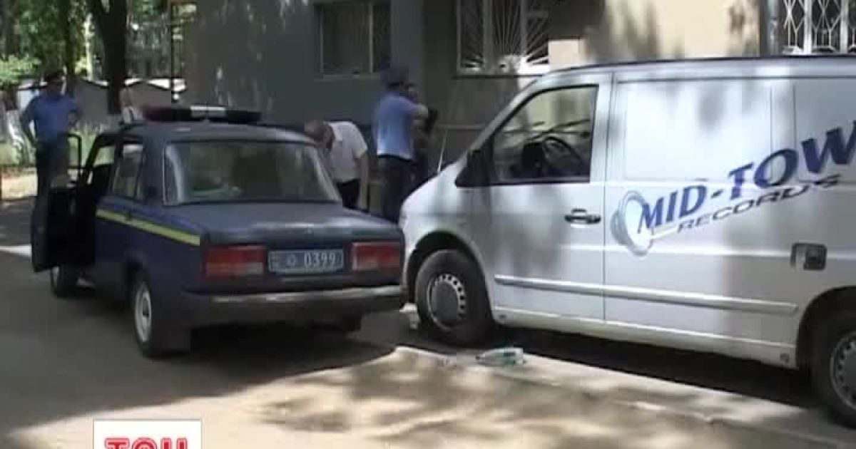 Водій мікроавтобуса порушив ПДР, а потім ще й протаранив дві автівки ДАІ