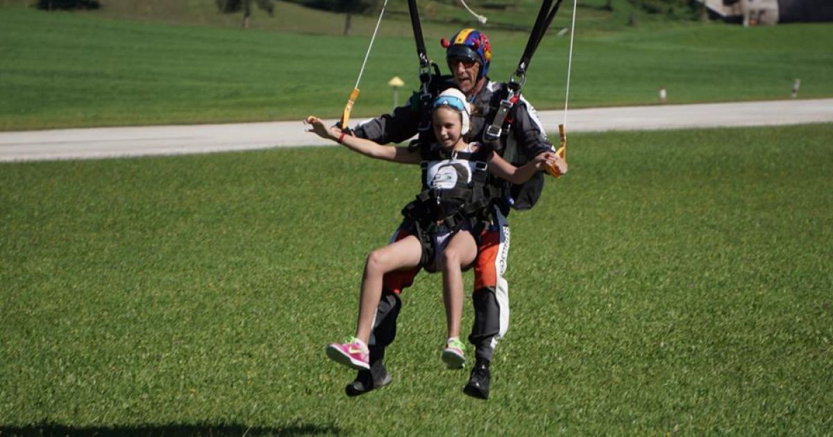 Віталій Кличко похизувався стрибком з парашутом з родиною / © rocketnews24