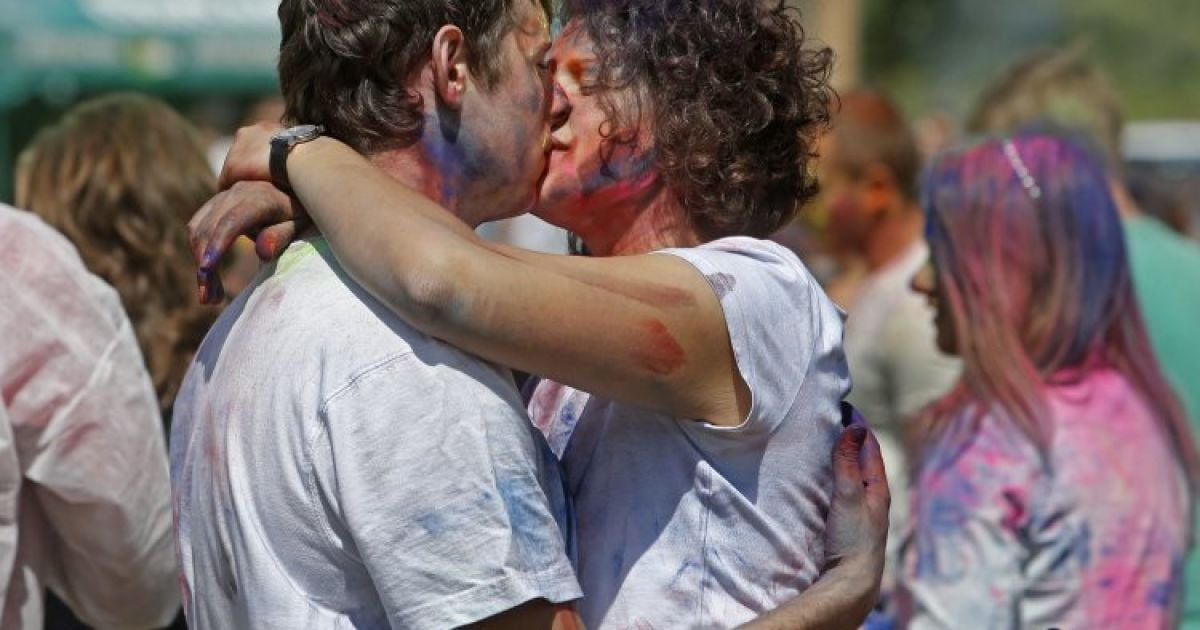 Кияни кидали один в одного фарбою / © УНІАН