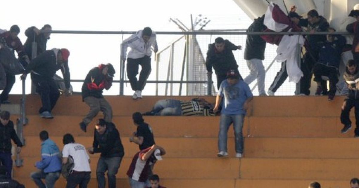 Фанати жбурляли в полісменів все, що попала під руку