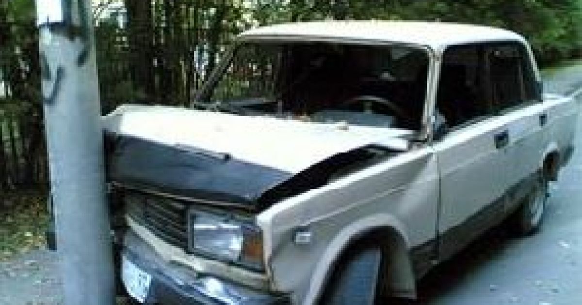 Дівчина в&rsquo;їхала в стовп на викраденому авто.