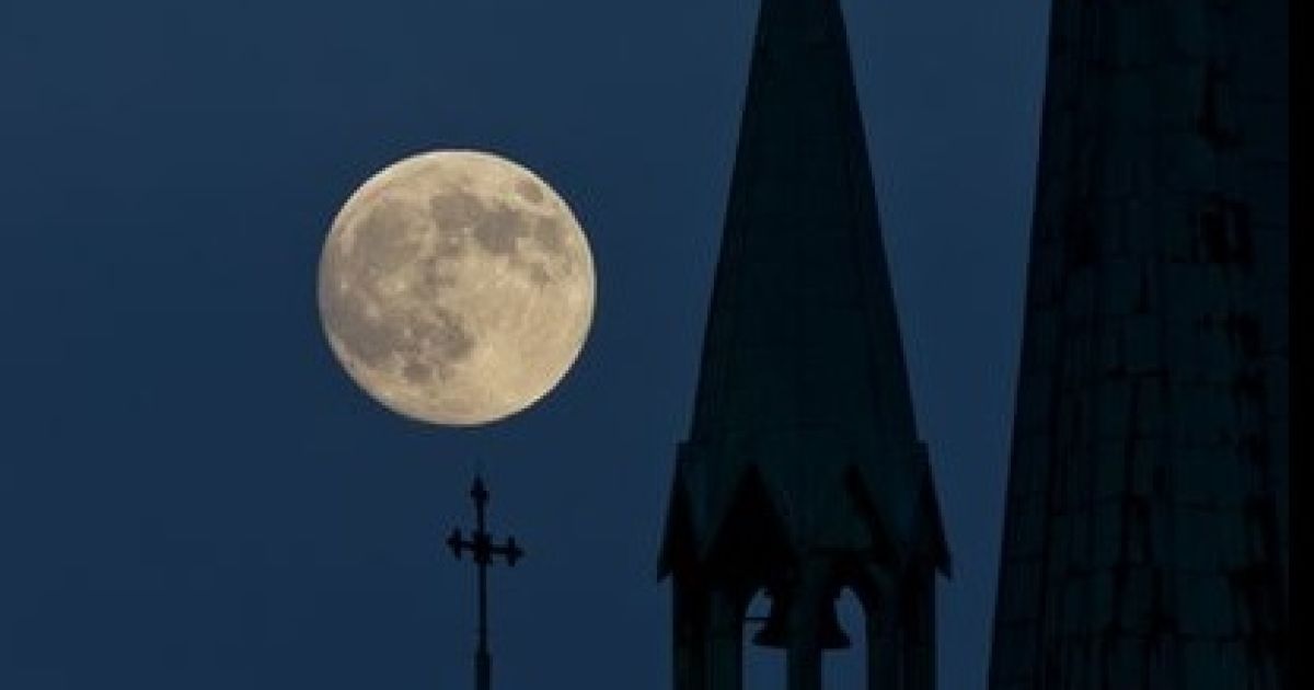 Земляни побачили "супермісяць" / © ВВС