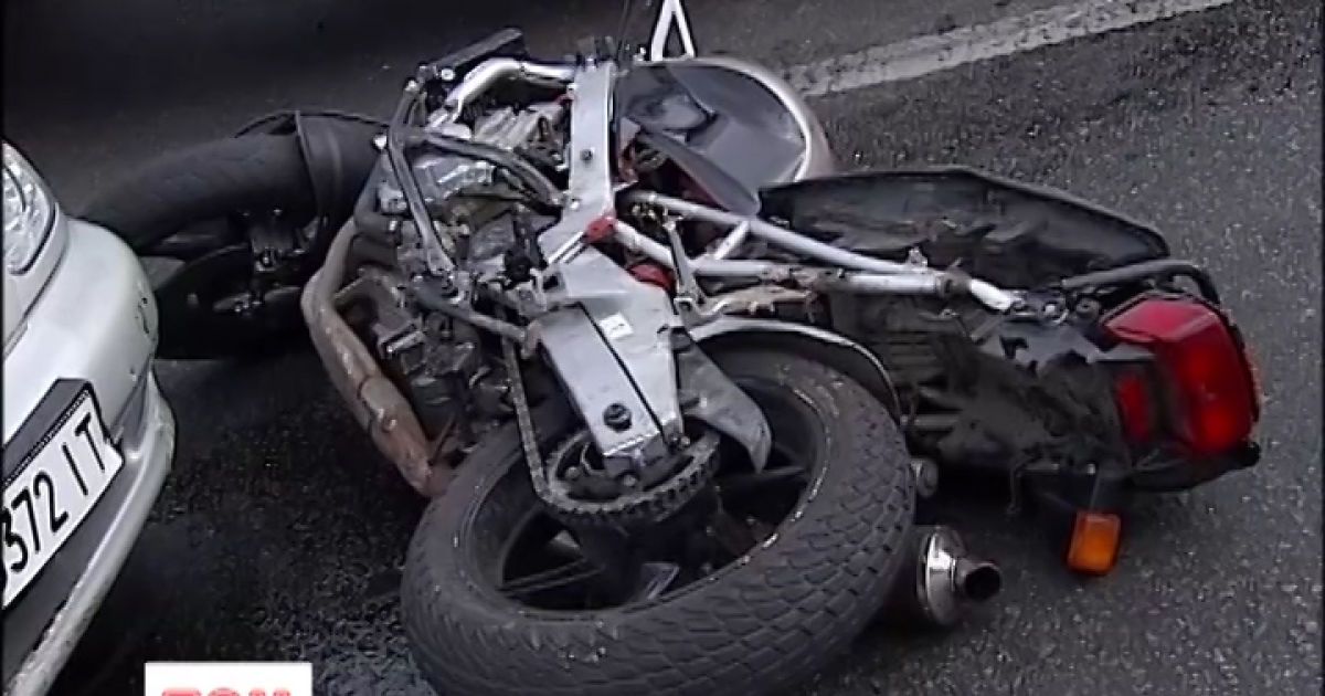 У Києві "Мерседес" зачепив мотоцикліста