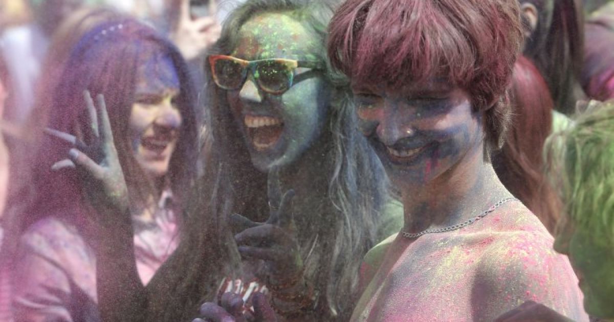 Кияни кидали один в одного фарбою / © УНІАН