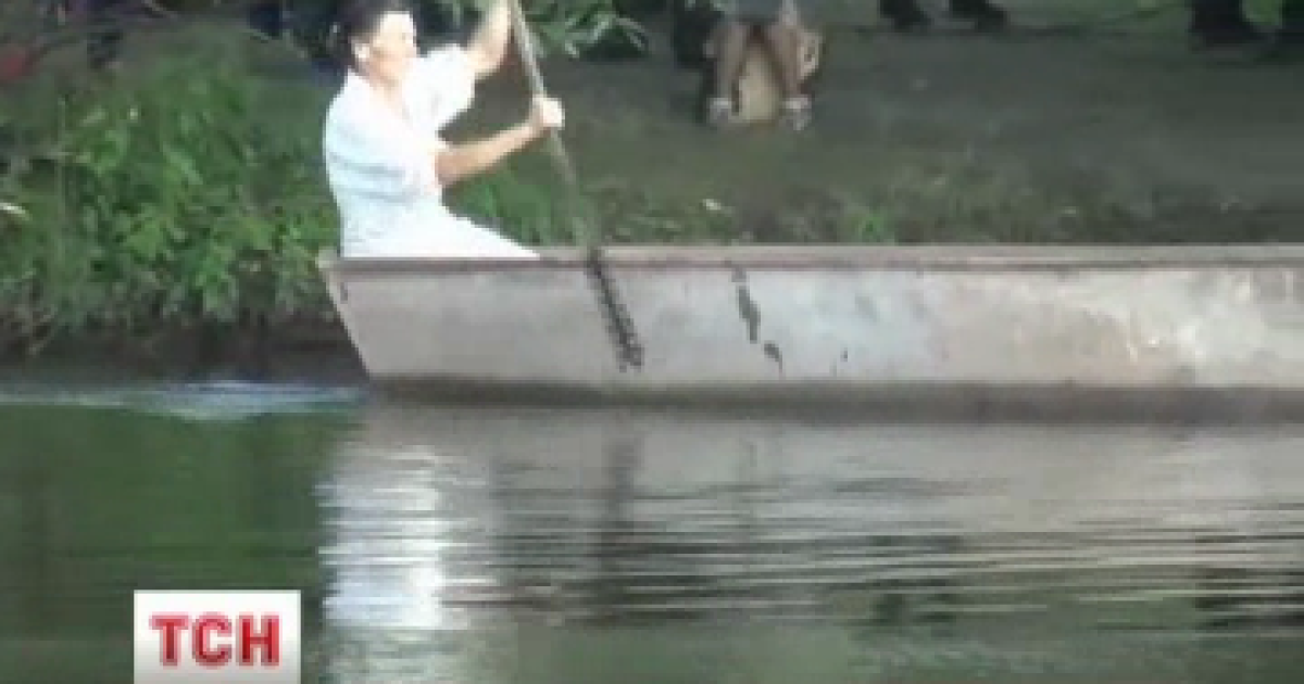 Влада навіть не обіцяє новий міст, а рятувальники подарували новомиколаївцям човен.