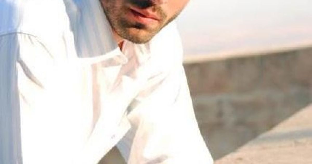 Онлайн порно: Шұлық киген әдемі қыз мастурбация жасайды.