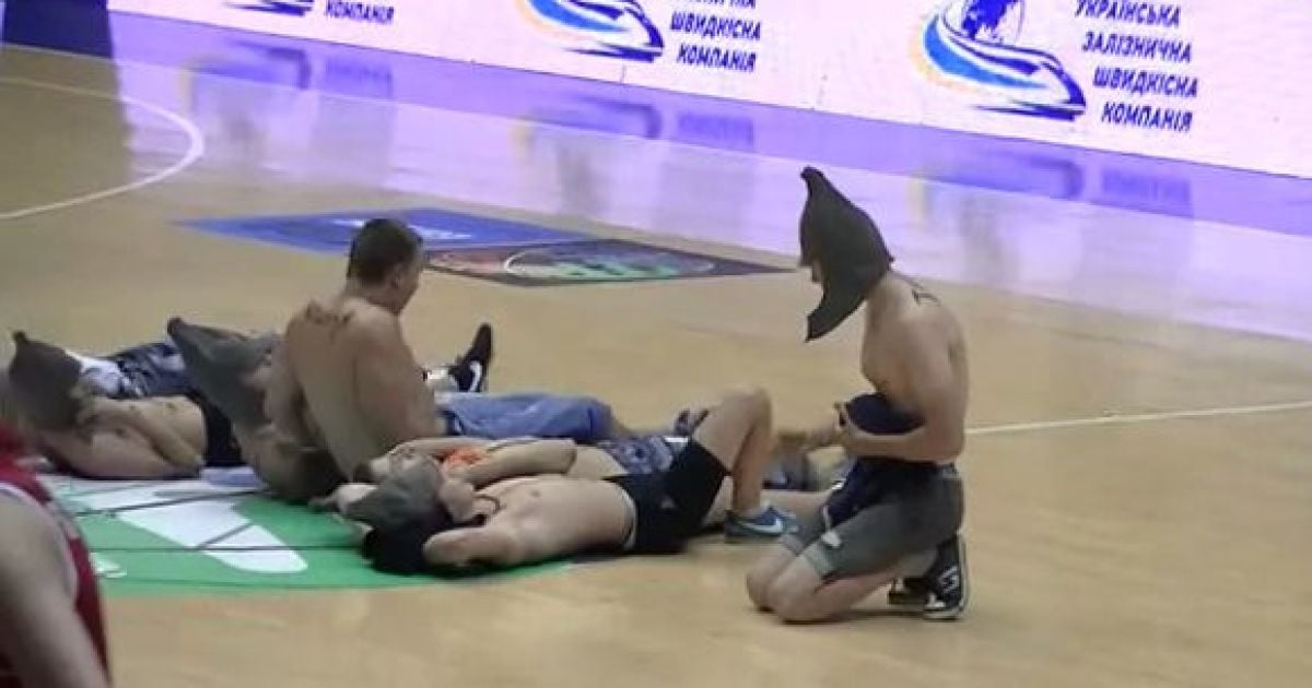 Юнаки закидали цукерками Roshen баскетбольне поле