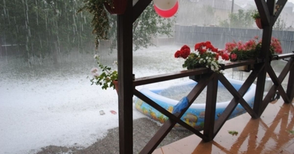 Івано-Франківськ засипав крупний град / © vk.com/typical_if