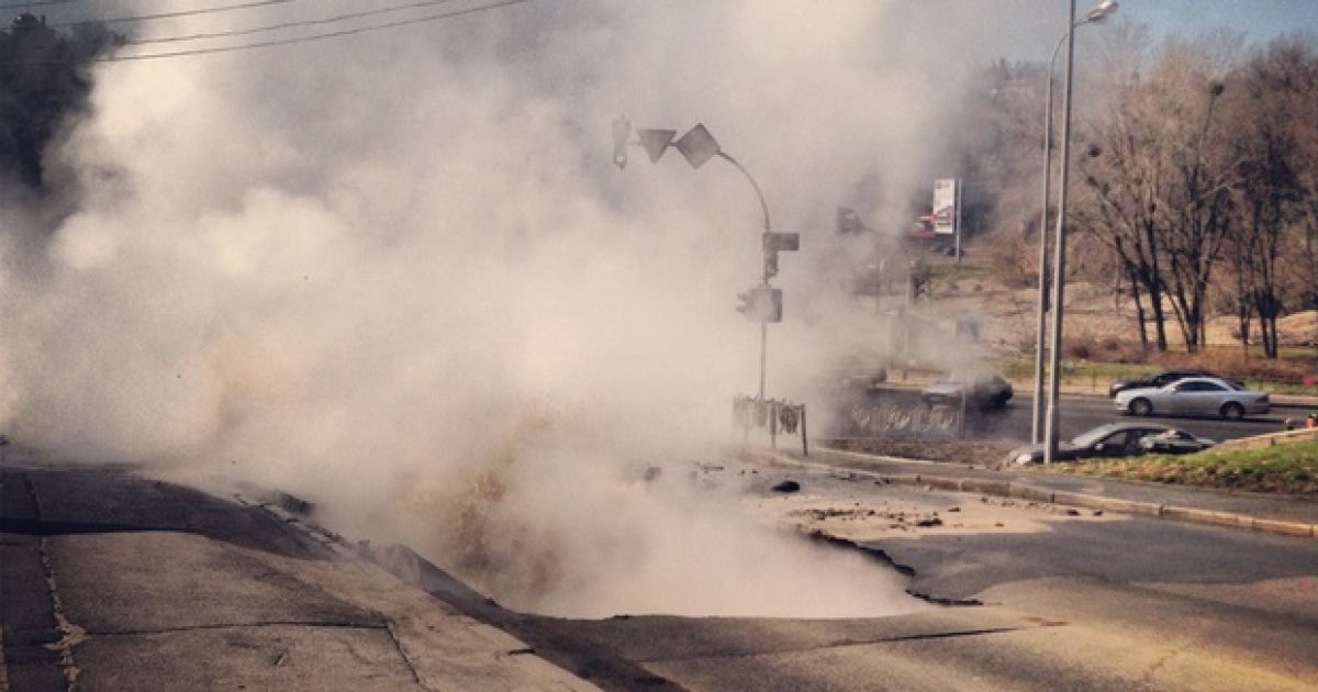 Вранці на вулиці прорвало теплотрасу