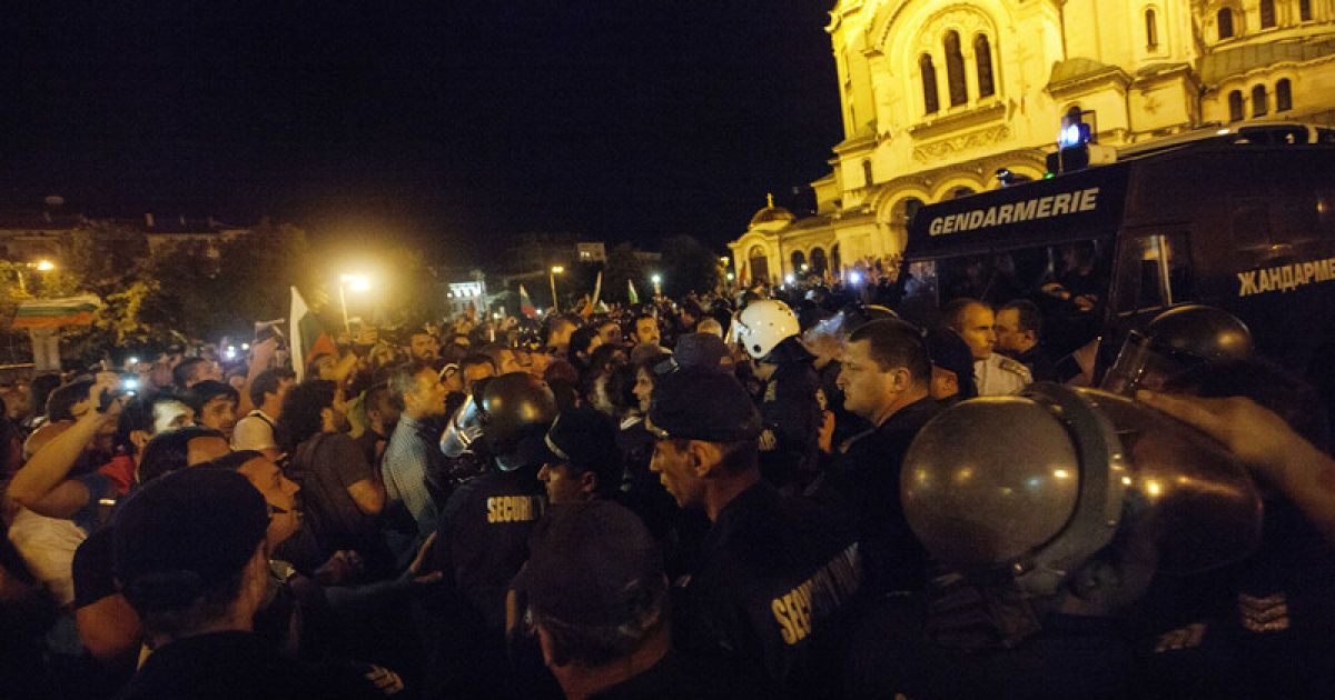 Болгари заблокували парламент країни