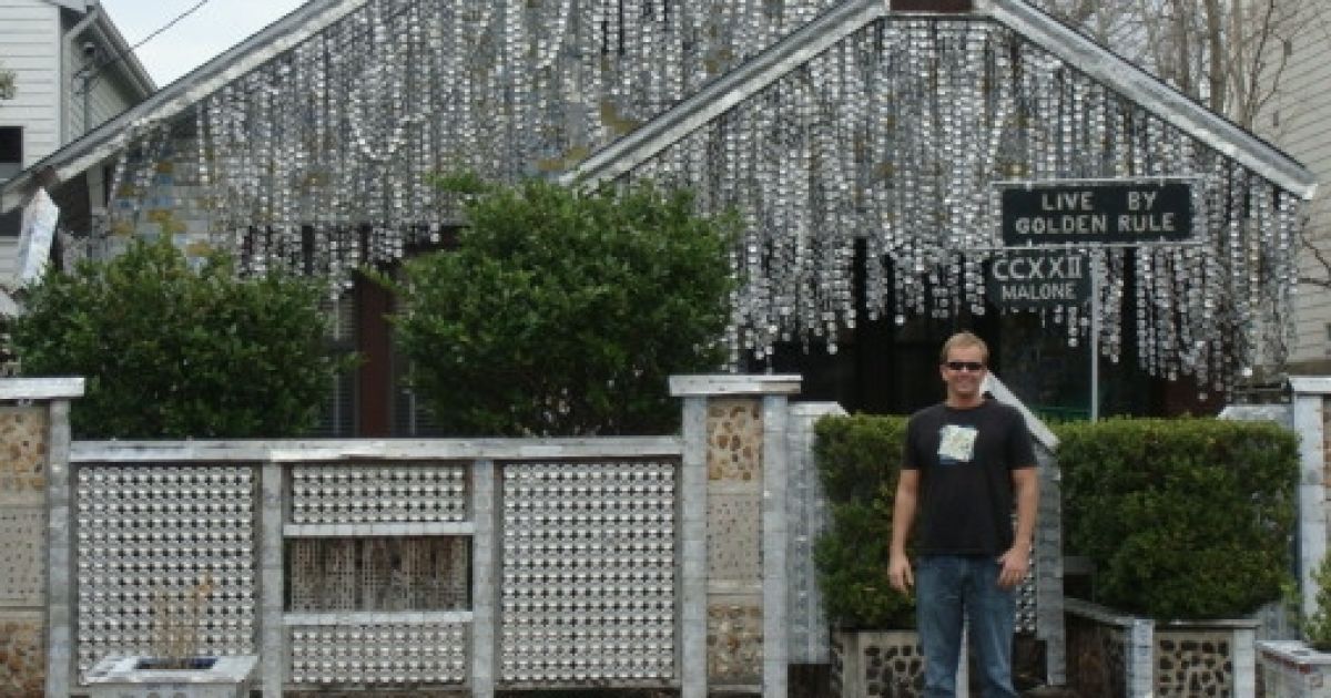 Американець обклеїв банками  свій будинок. / © Оrange Show